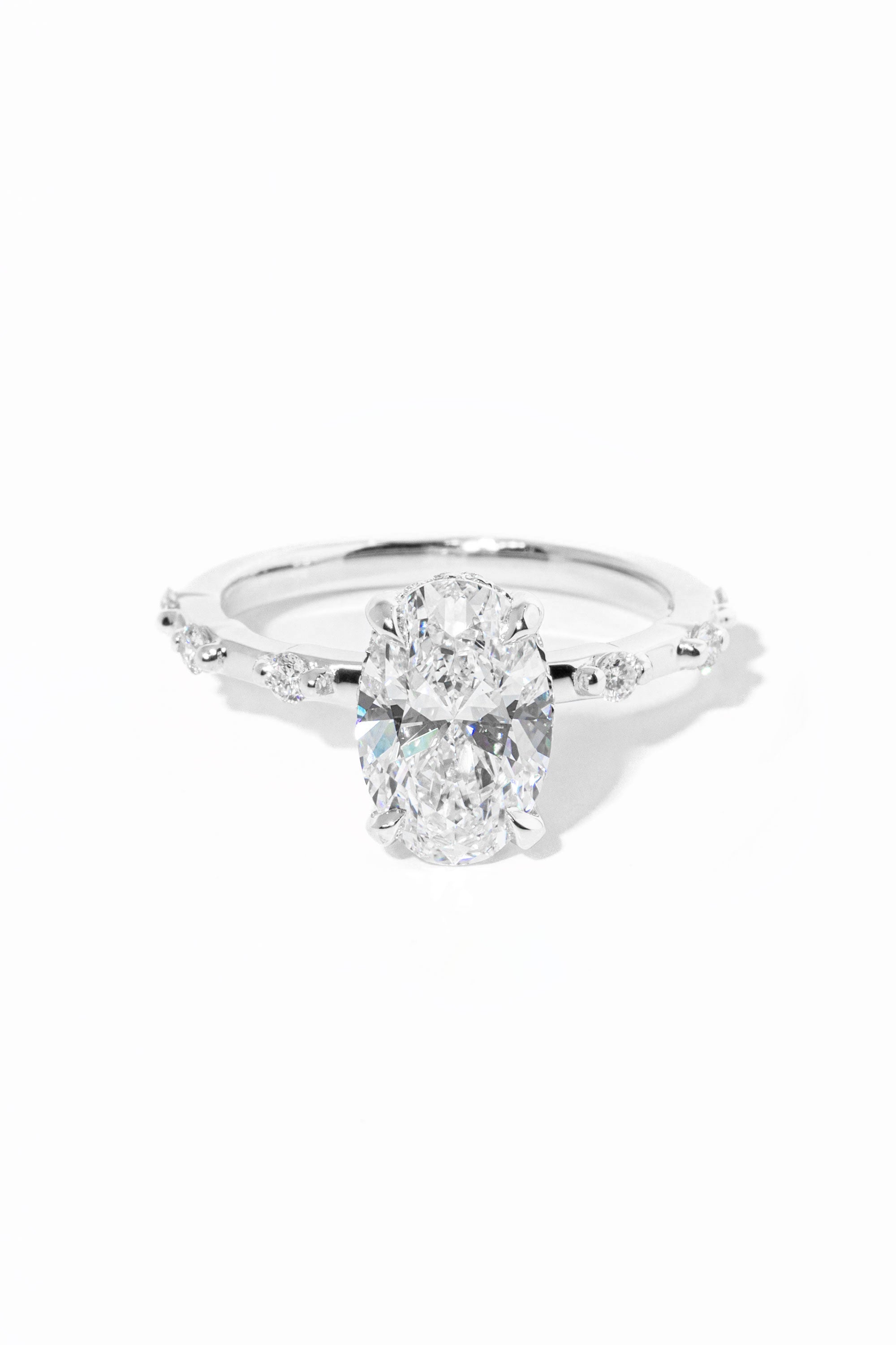 daisy-oval-white_950c93bd-9571-4816-ab24-d15ba7940ecd.jpg