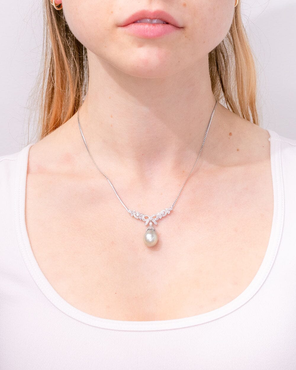 Ornate Bow Pearl Necklace Necklaces Princess Bride Diamonds