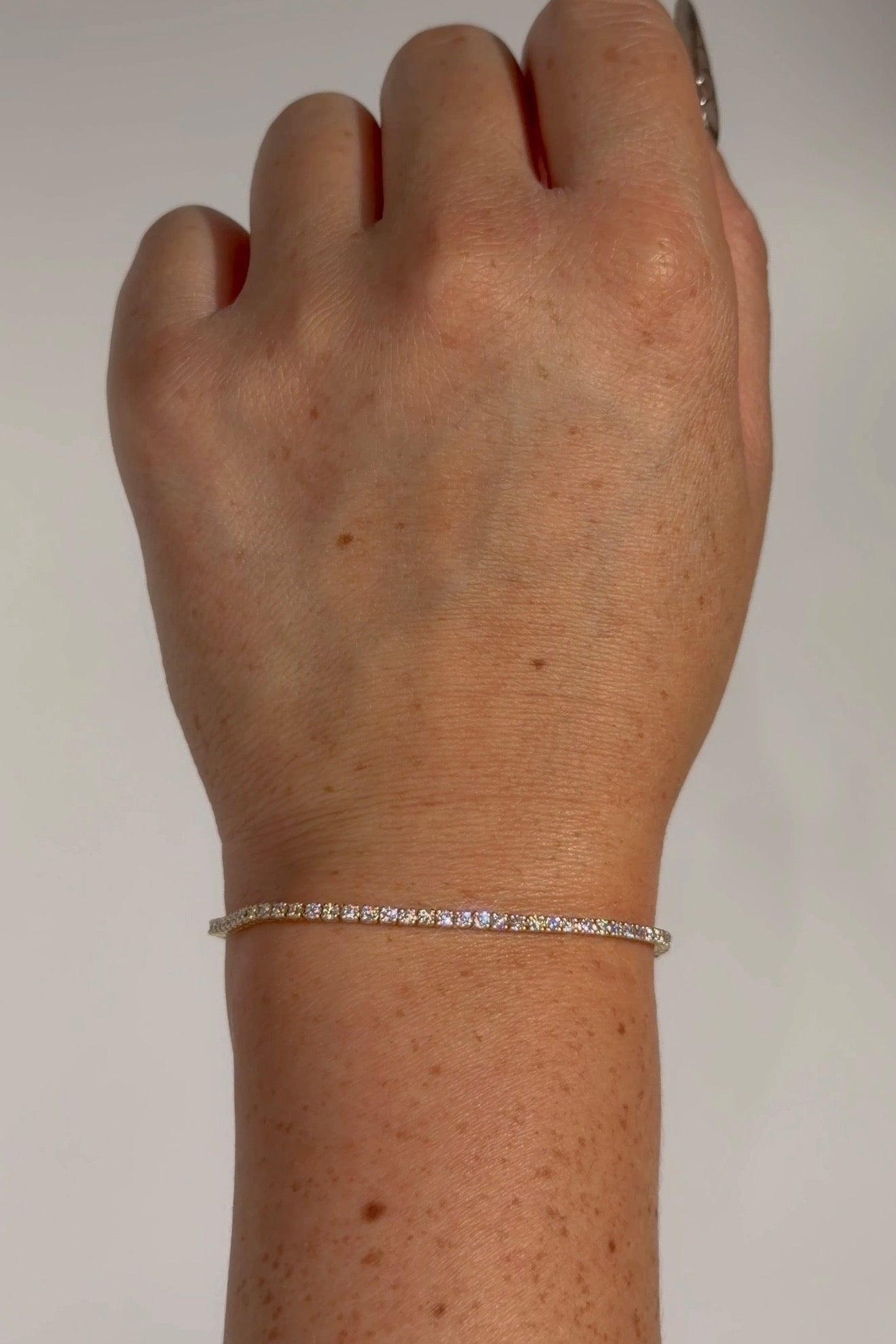 2.00ct F+ VS+ lab-grown diamond tennis bracelet in 14k yellow gold, 7 inch length