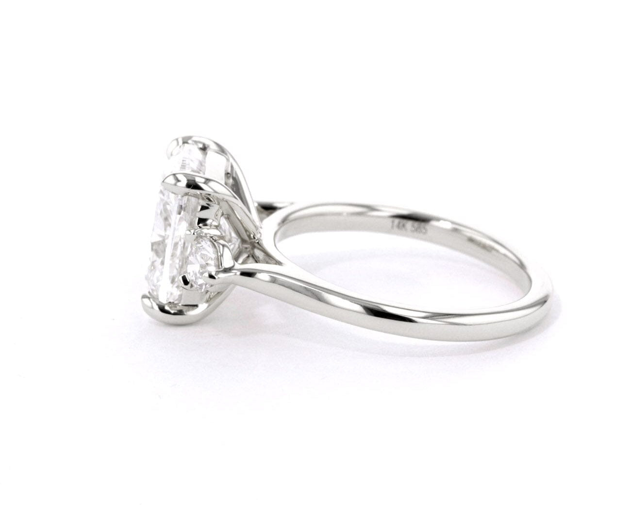 2.0mm Meghan Cushion Engagement Rings Princess Bride Diamonds 