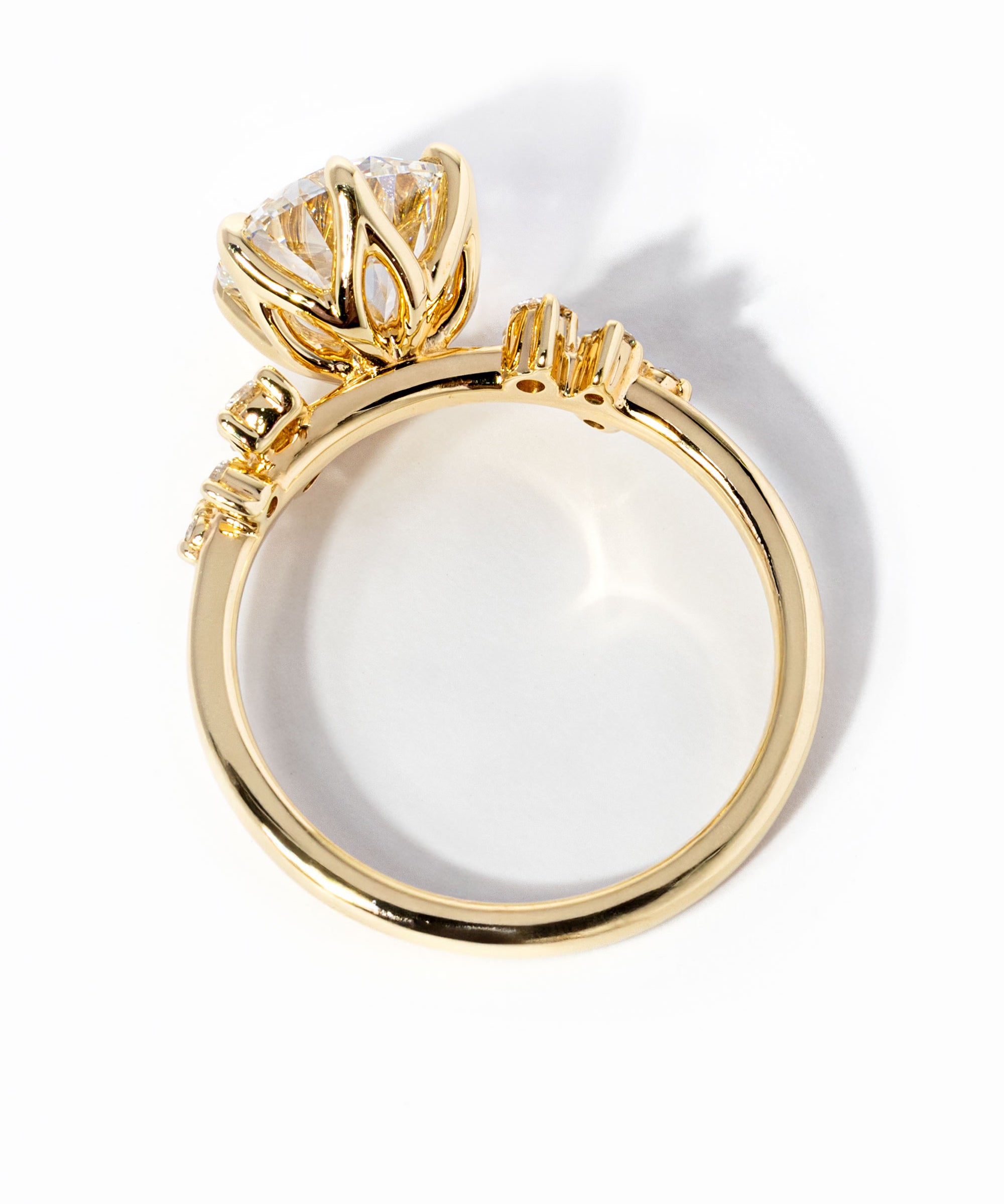 2ct-Nova-Round-Flat_9c4965af-e07e-468d-910d-47531fd0ca6f.jpg