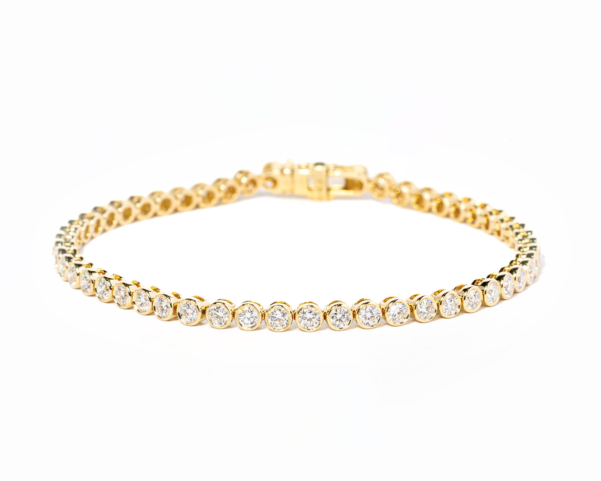 Round-Bezel-Tennis-Bracelet_4c005988-1488-4bef-9db0-379171abe1db.jpg