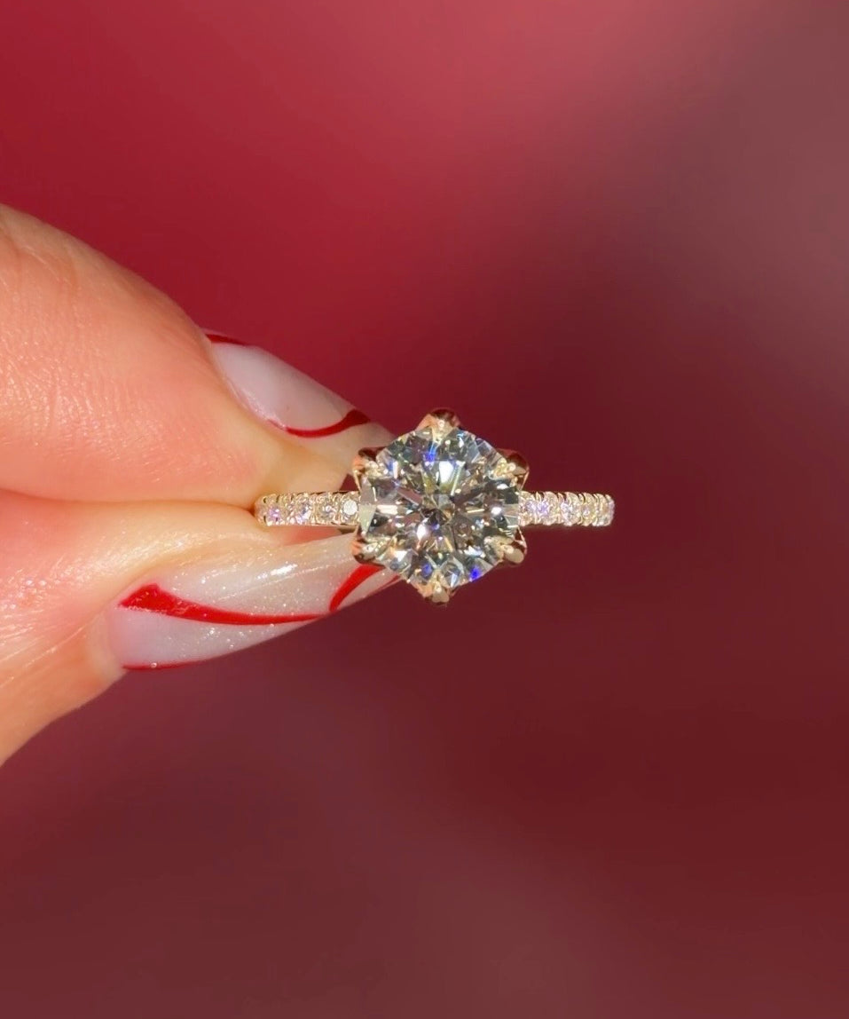 Round Solitaire Engagement Ring with Pavé Side Diamonds in yellow Gold with Petal Prongs