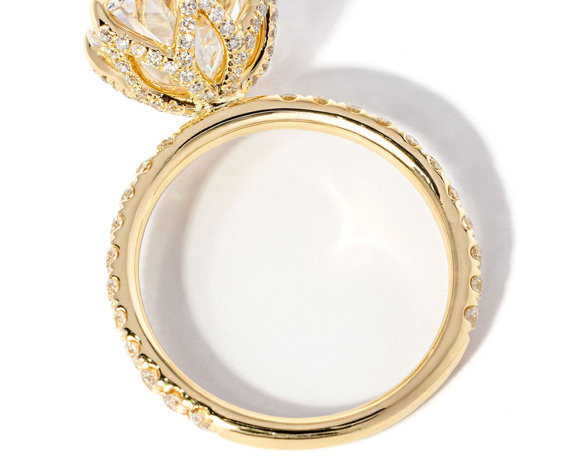 Samantha-Round-Flat_38b83e47-3c16-46ea-b9be-c4c57605812f.jpg