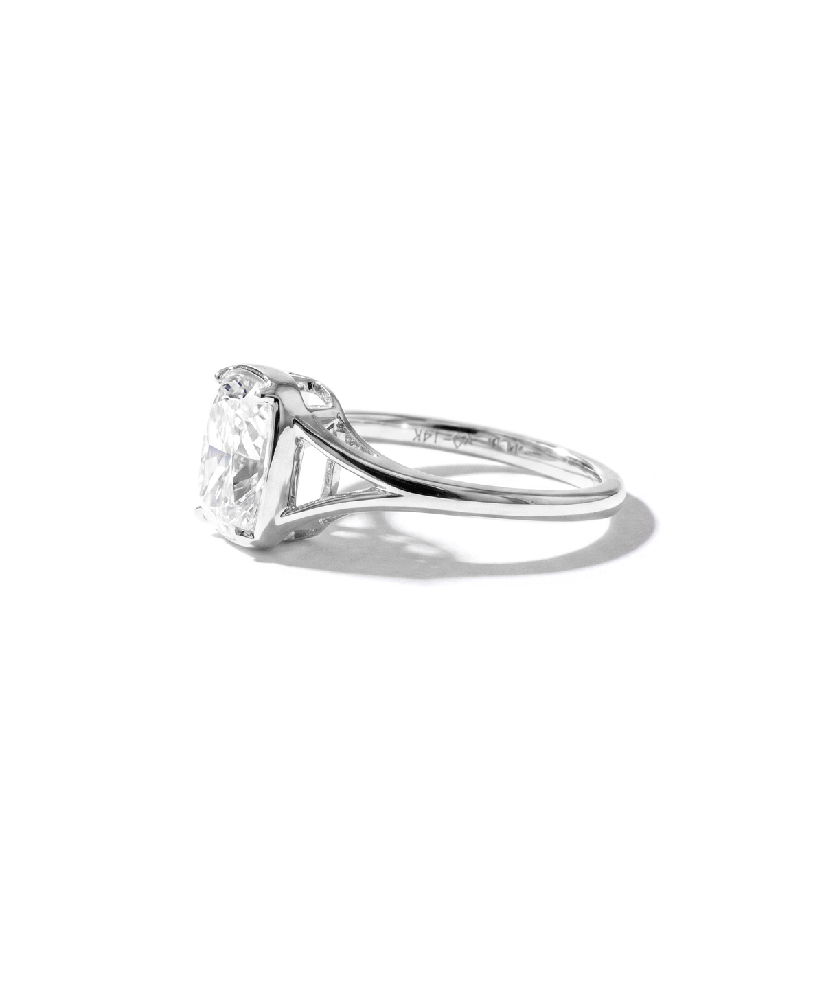 cushion-bezel-split-shank-white-2.gif
