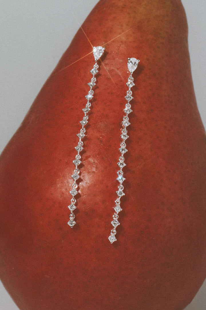 Diamond drop earrings in white gold