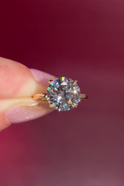 5.07ct E-VS1 Round Lab Diamond Leah. Simple and low maintenance, the Leah is a timeless solitaire designed for everyday wear. Crafted in solid 14k yellow gold, this traditional style features our classic belt design four prong head, offering added security while still maintaining one of the lowest maintenance settings we offer ✨