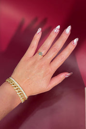 round yellow gold cathedral solitaire 4-prongs yellow gold on hand