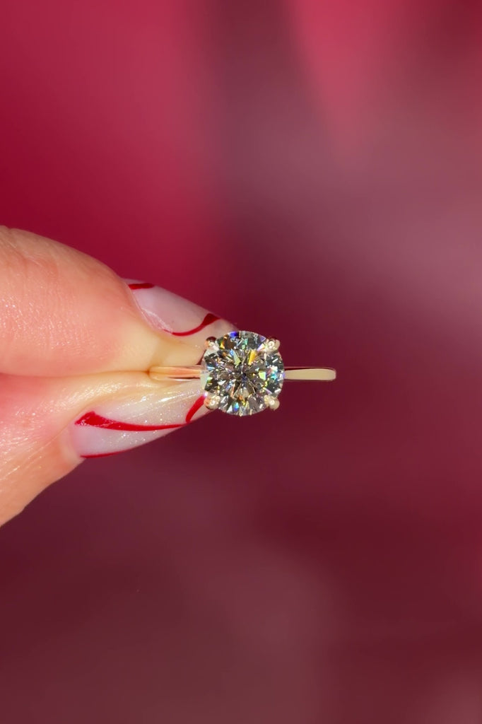 round yellow gold cathedral solitaire 4-prongs yellow gold on hand