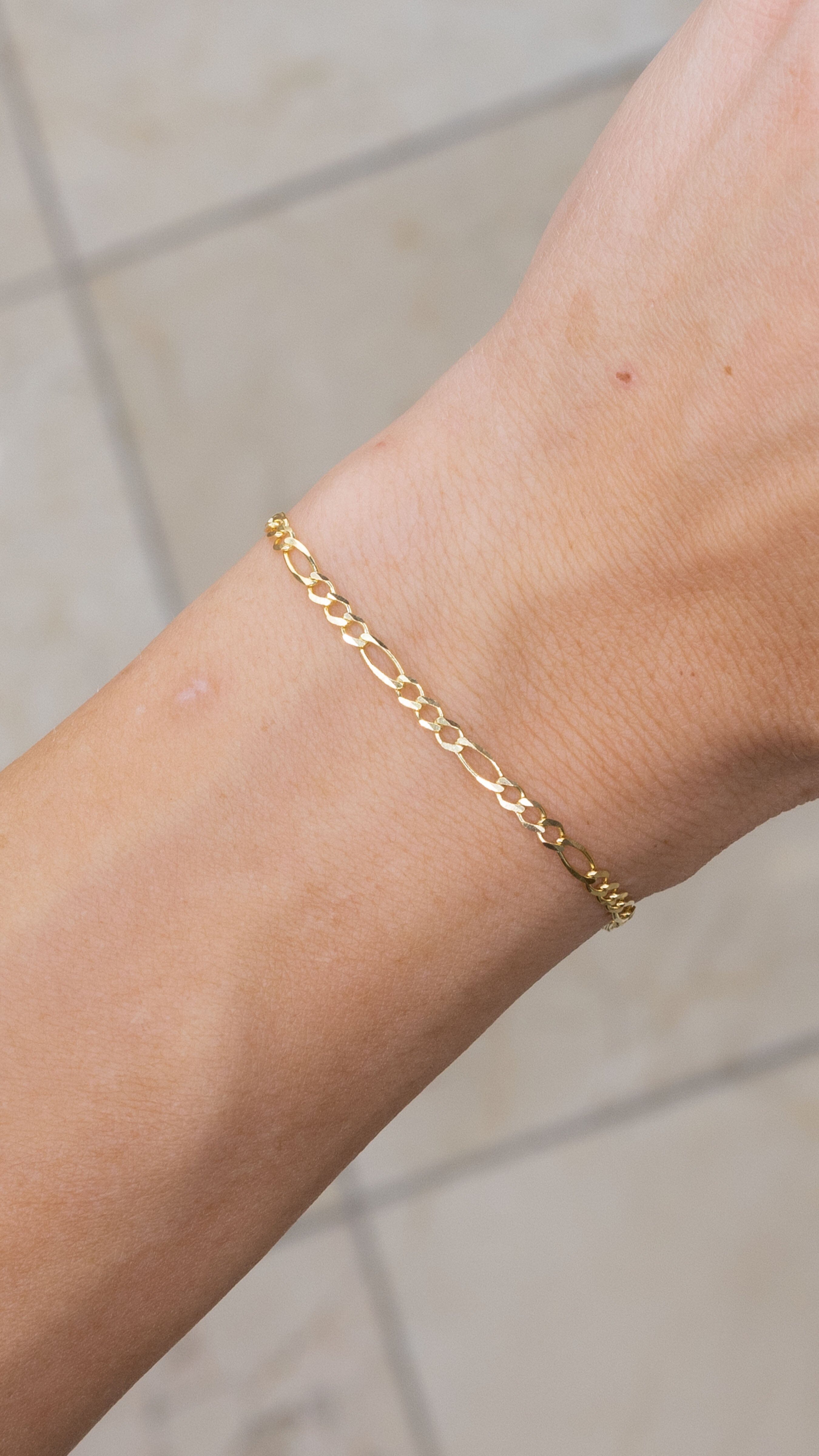 Dainty gold bracelet – Avnis